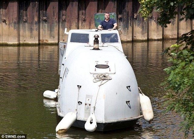 Lifeboat turned into a houseboat